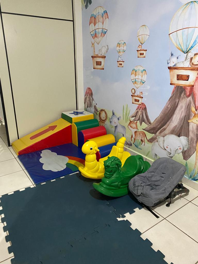Cantinho sensorial com escorregador de espuma e painel de balões
