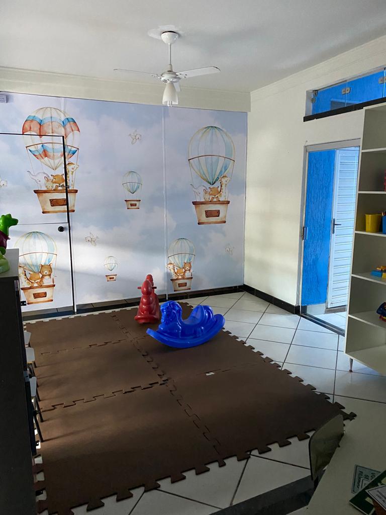 Sala dos bebês com painel de balões e tapete emborrachado