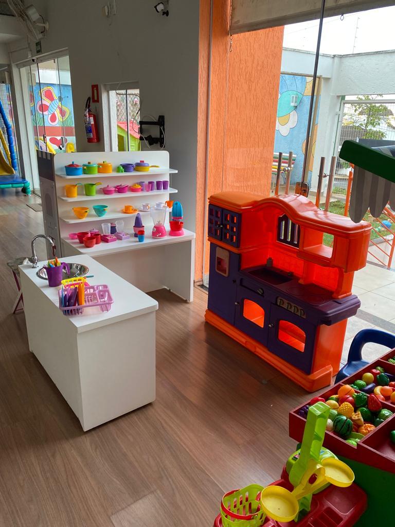 Cozinha de faz de conta com utensílios e panelinhas coloridas