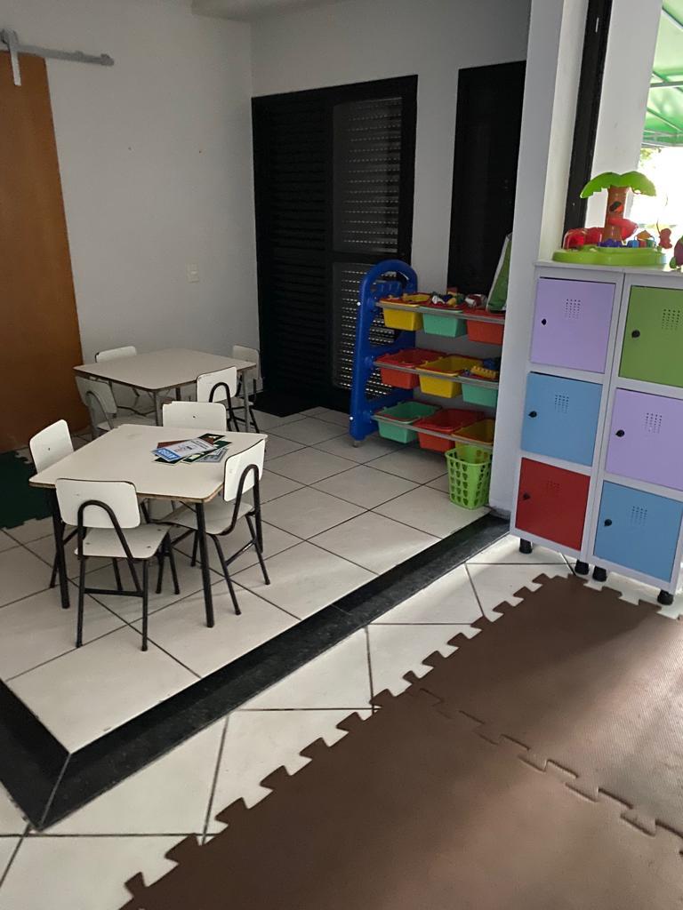 Ateliê com mesinhas, materiais e organizadores coloridos